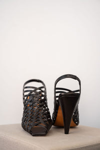 Sandale slingback Stella McCartney Spur en Alter Mat tressé marron café foncé, bout ouvert, talon haut 4,5 pouces, similicuir vegan fabriqué en Italie_vue de face et arrière