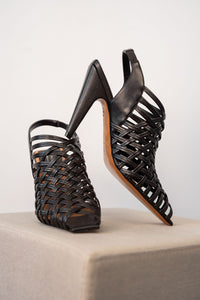 Sandale slingback Stella McCartney Spur en Alter Mat tressé marron café foncé, bout ouvert, talon haut 4,5 pouces, similicuir vegan fabriqué en Italie_Vue de face