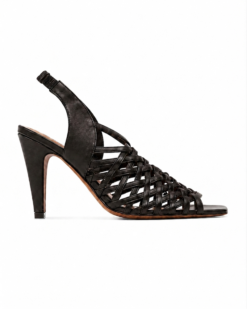 Sandale slingback Stella McCartney Spur en Alter Mat tressé marron café foncé, bout ouvert, talon haut 4,5 pouces, similicuir vegan fabriqué en Italie_fond blanc