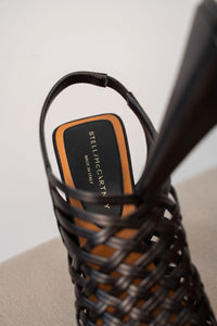 Sandale slingback Stella McCartney Spur en Alter Mat tressé marron café foncé, bout ouvert, talon haut 4,5 pouces, similicuir vegan fabriqué en Italie_détail semelle intérieure
