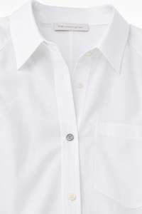 Chemise Stella McCartney blanche en poplin oversize avec boutonnage frontal, manches longues, coupe ample et décontractée, style minimaliste contemporain - vue détail