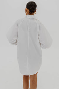Chemise Stella McCartney blanche en poplin oversize avec boutonnage frontal, manches longues, coupe ample et décontractée, style minimaliste contemporain - vue de dos