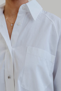 Chemise Stella McCartney blanche en poplin oversize avec boutonnage frontal, manches longues, coupe ample et décontractée, style minimaliste contemporain - détail