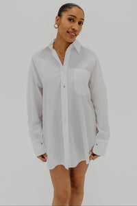 Chemise Stella McCartney blanche en poplin oversize avec boutonnage frontal, manches longues, coupe ample et décontractée, style minimaliste contemporain - vue de face