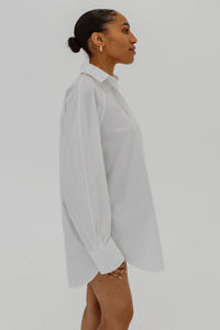 Chemise Stella McCartney blanche en poplin oversize avec boutonnage frontal, manches longues, coupe ample et décontractée, style minimaliste contemporain - vue latérale
