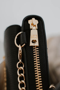 Sac bandoulière Love Moschino en cuir noir avec chaîne dorée et silhouette compacte polyvalente détail 
