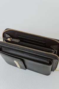 Sac bandoulière Love Moschino en cuir noir avec chaîne dorée et silhouette compacte polyvalente ouvert
