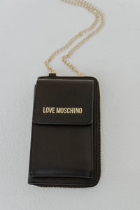 Sac bandoulière Love Moschino en cuir noir avec chaîne dorée et silhouette compacte polyvalente vue de face
