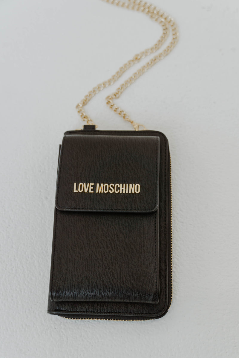Sac bandoulière Love Moschino en cuir noir avec chaîne dorée et silhouette compacte polyvalente vue de face