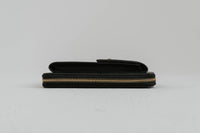 Sac bandoulière Love Moschino en cuir noir avec chaîne dorée et silhouette compacte polyvalente vue latérale
