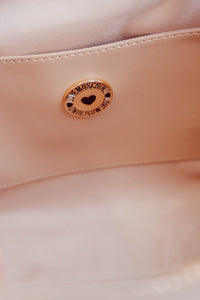 Sac Love Moschino 2-en-1 en faux cuir nude avec chaînes dorées, silhouette structurée polyvalente épaule et main
détail 