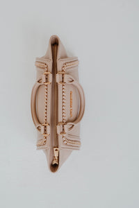 Sac Love Moschino 2-en-1 en faux cuir nude avec chaînes dorées, silhouette structurée polyvalente épaule et main
vue de dessus