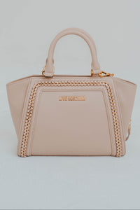 Sac Love Moschino 2-en-1 en faux cuir nude avec chaînes dorées, silhouette structurée polyvalente épaule et main
vue de face