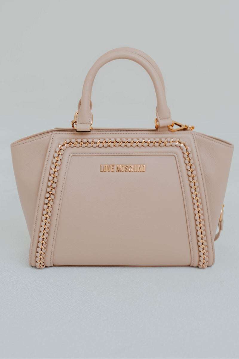 Sac Love Moschino 2-en-1 en faux cuir nude avec chaînes dorées, silhouette structurée polyvalente épaule et main
vue de face