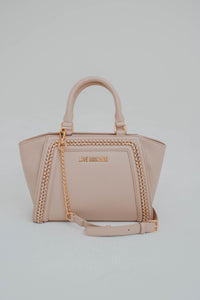 Sac Love Moschino 2-en-1 en faux cuir nude avec chaînes dorées, silhouette structurée polyvalente épaule et main
vue de face avec bandoulière