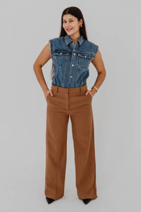 Pantalon droit en laine Stella McCartney couleur brun tabac, coupe élégante jambe droite, taille haute - vue de face