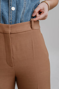 Pantalon droit en laine Stella McCartney couleur brun tabac, coupe élégante jambe droite, taille haute détail taille