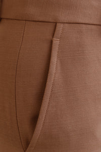 Pantalon droit en laine Stella McCartney couleur brun tabac, coupe élégante jambe droite, taille haute détail poche avant