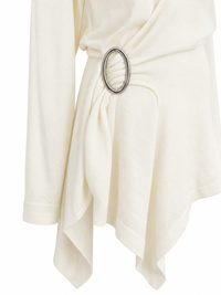 Détail de l'ourlet asymétrique de la robe cache-cœur Hurley The Attico en laine ivoire — tombé naturel de la laine vierge, Made in Italy_détail de la boucle