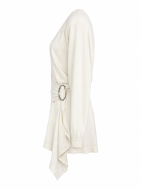Détail boucle O-ring argent surdimensionnée de la robe Hurley The Attico — fermeture wrap signature en métal argenté, style 237WCA239_vue du côté gauche