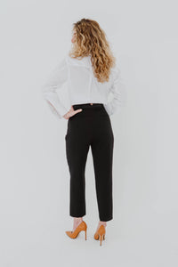 Pantalon The Fold EC1 noir en laine italienne avec devant plat, coupe fuselée cheville et fermeture éclair latérale vue de dos
