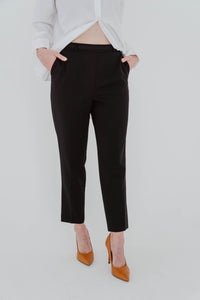 Pantalon The Fold EC1 noir en laine italienne avec devant plat, coupe fuselée cheville et fermeture éclair latérale vue de face rapproché
