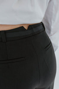 Pantalon The Fold EC1 noir en laine italienne avec devant plat, coupe fuselée cheville et fermeture éclair latérale détail arrière
