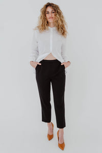 Pantalon The Fold EC1 noir en laine italienne avec devant plat, coupe fuselée cheville et fermeture éclair latérale vue de face