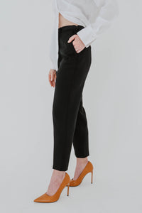 Pantalon The Fold EC1 noir en laine italienne avec devant plat, coupe fuselée cheville et fermeture éclair latérale vue latérale
