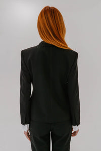 Blazer Theory noir ajusté avec un seul bouton, coupe slim structurée, silhouette tailleur moderne et minimaliste, style professionnel élégant - vue de dos