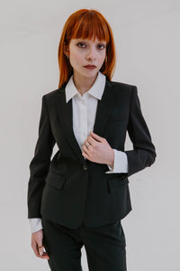 Blazer Theory noir ajusté avec un seul bouton, coupe slim structurée, silhouette tailleur moderne et minimaliste, style professionnel élégant - vue de devant