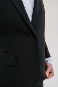 Blazer Theory noir ajusté avec un seul bouton, coupe slim structurée, silhouette tailleur moderne et minimaliste, style professionnel élégant _ tissu