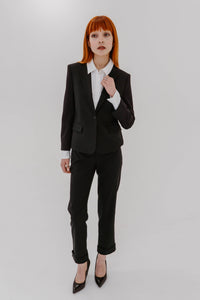 Blazer Theory noir ajusté avec un seul bouton, coupe slim structurée, silhouette tailleur moderne et minimaliste, style professionnel élégant _ vue de devant complet