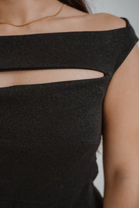 Jumpsuit Chiara Boni La Petite Robe Rebecca en lurex noir métallique avec encolure épaules dénudées et découpes stratégiques détail tissu