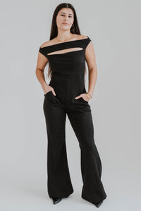 Jumpsuit Chiara Boni La Petite Robe Rebecca en lurex noir métallique avec encolure épaules dénudées et découpes stratégiques vue de face