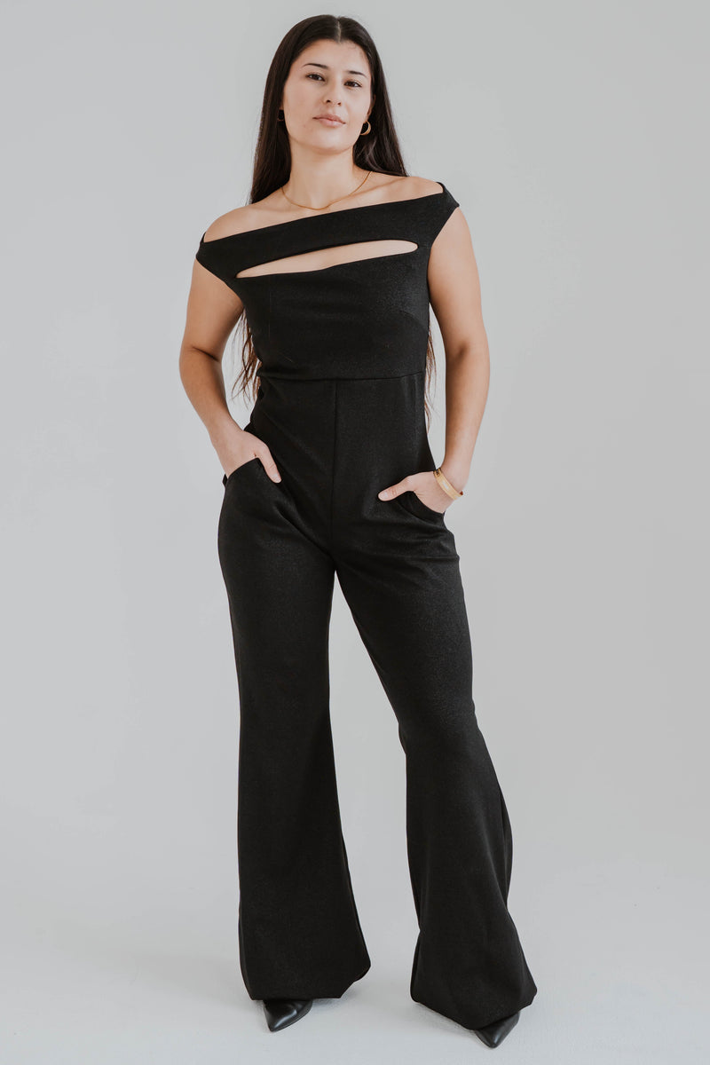 Jumpsuit Chiara Boni La Petite Robe Rebecca en lurex noir métallique avec encolure épaules dénudées et découpes stratégiques vue de face