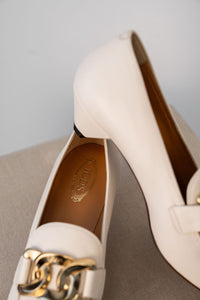 Escarpin Tod's en cuir crème avec chaîne dorée logo gravé et bout pointu avec kitten heels fait en Italie_vue marque