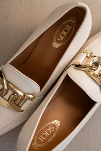 Escarpin Tod's en cuir crème avec chaîne dorée logo gravé et bout pointu avec kitten heels fait en Italie_vue hauteur