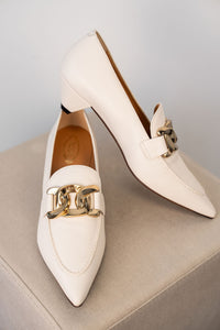 Escarpin Tod's en cuir crème avec chaîne dorée logo gravé et bout pointu avec kitten heels fait en Italie_vue de face2