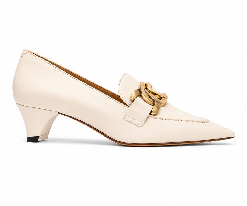 Escarpin Tod's en cuir crème avec chaîne dorée logo gravé et bout pointu avec kitten heels fait en Italie_vue principale