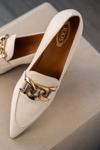Escarpin Tod's en cuir crème avec chaîne dorée logo gravé et bout pointu avec kitten heels fait en Italie_vue semelle intérieure.