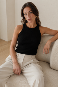 Haut TOTEME côtelé sans couture maille extensible noir - Top premium _ vue porté lifestyle
