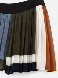 Haut court plissé accordéon Veronica Beard, bande noire structurée avec bretelles fines réglables, panneaux multicolores color-blocking en bleu ardoise, olive, crème, cognac terracotta et rose poudré, coupe trapèze en crêpe léger — style chic estival_détail tissu