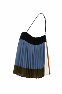 Haut court plissé accordéon Veronica Beard, bande noire structurée avec bretelles fines réglables, panneaux multicolores color-blocking en bleu ardoise, olive, crème, cognac terracotta et rose poudré, coupe trapèze en crêpe léger — style chic estival_vue de côté