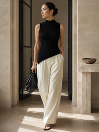 Haut Versace noir vue de côté — coupe asymétrique et tombé fluide de la maille côtelée, S (IT40)_editorial