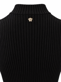 Détail de la texture côtelée en relief du haut Versace noir — maille 88% viscose stretch, jusqu'à 6 pouces d'extensibilité_détail logo arrière