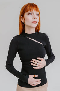 Haut en tricot viscose noir Victoria Beckham avec découpes cut-out, coupe ajustée élégante, style luxe minimaliste - vue rapprochée