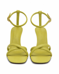 Sandale Victoria Beckham Frances en cuir chevreau vert chartreuse, bout carré, brides croisées et bride de cheville avec boucle rectangulaire dorée, talon aiguille 90mm gainé_vue de face
