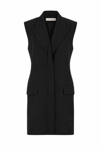 Robe-veste tailleur Victoria Beckham noire sans manches, vue de face — revers en pointe surdimensionnés et épaulettes structurées, Look 37 FW2024, Made in UK_vue de face