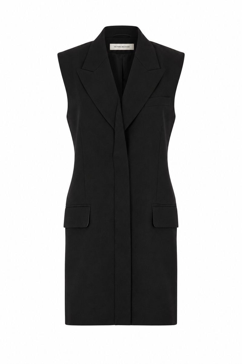 Robe-veste tailleur Victoria Beckham noire sans manches, vue de face — revers en pointe surdimensionnés et épaulettes structurées, Look 37 FW2024, Made in UK_vue de face